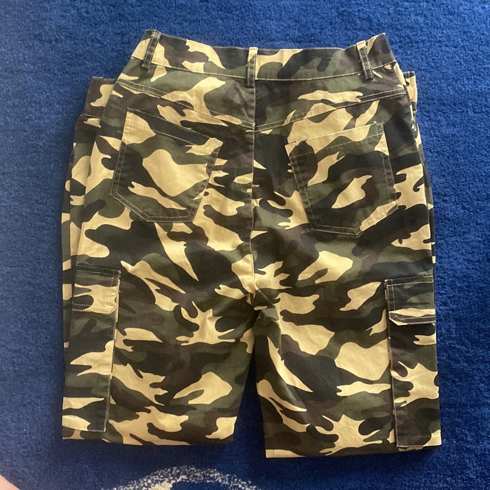 Camouflage Cargo Joggers by Celebrity Fashions by Hera Collections.  Sz. Small - Picture 3 of 5